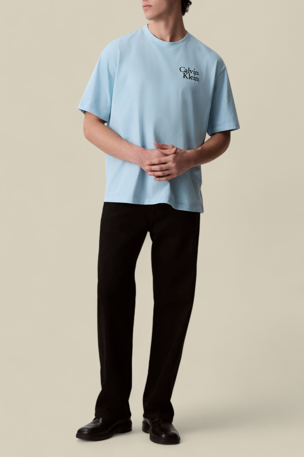 תמונת כל הלוק של חולצת טי